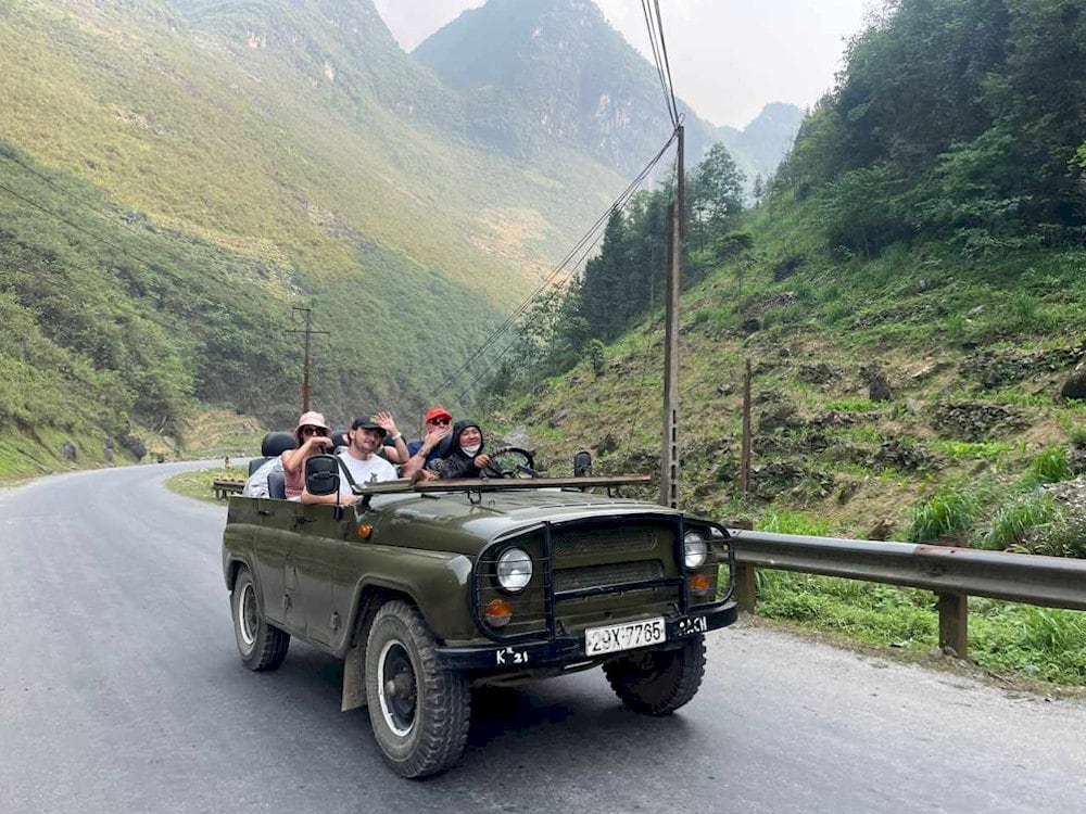 There are several ways to reach Ma Pi Leng Pass